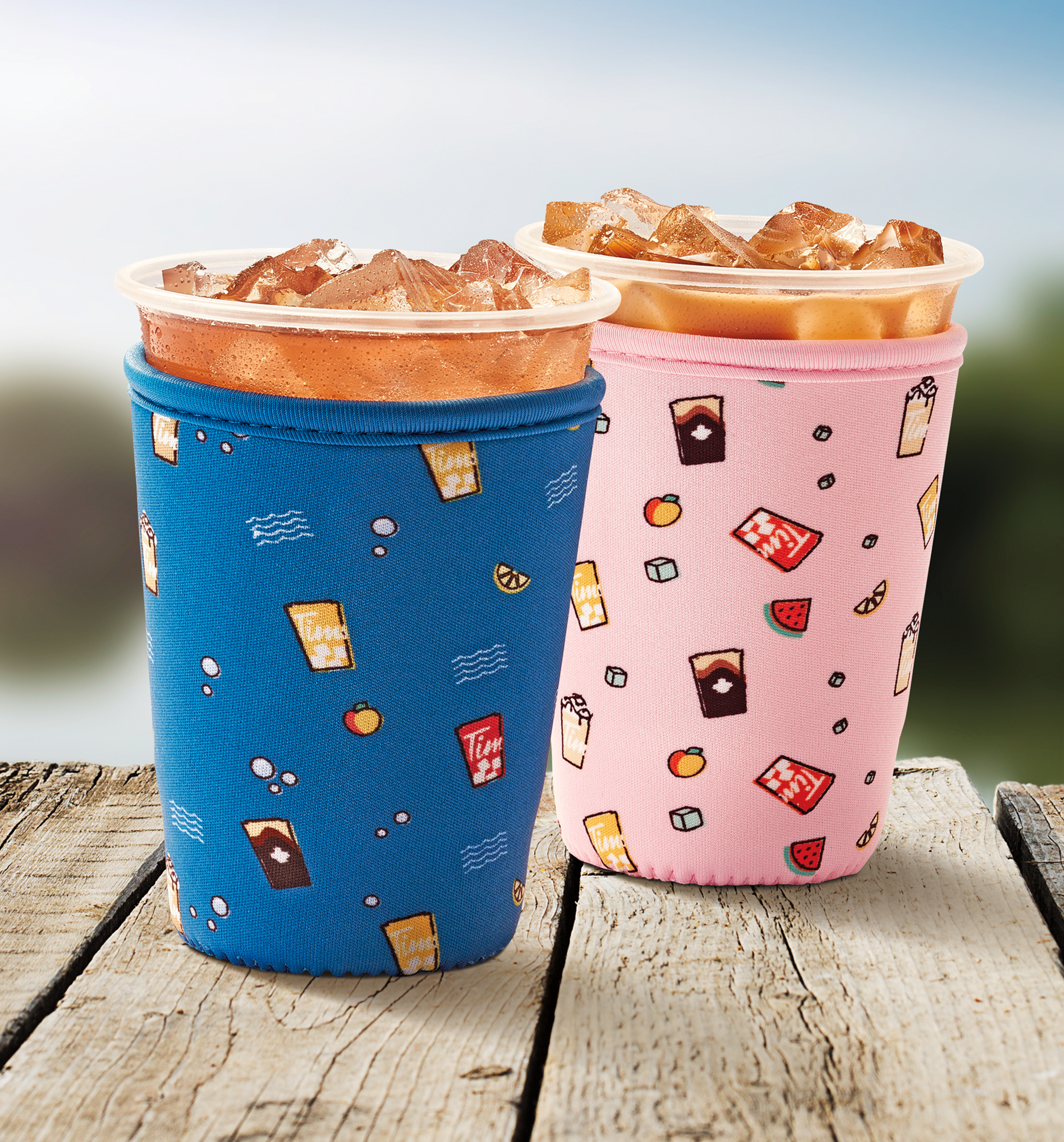 Procurez-vous un coussin flottant cappuccino glacé et une housse festive pour boissons Tim de notre NOUVELLE collection Bonheurs d'été