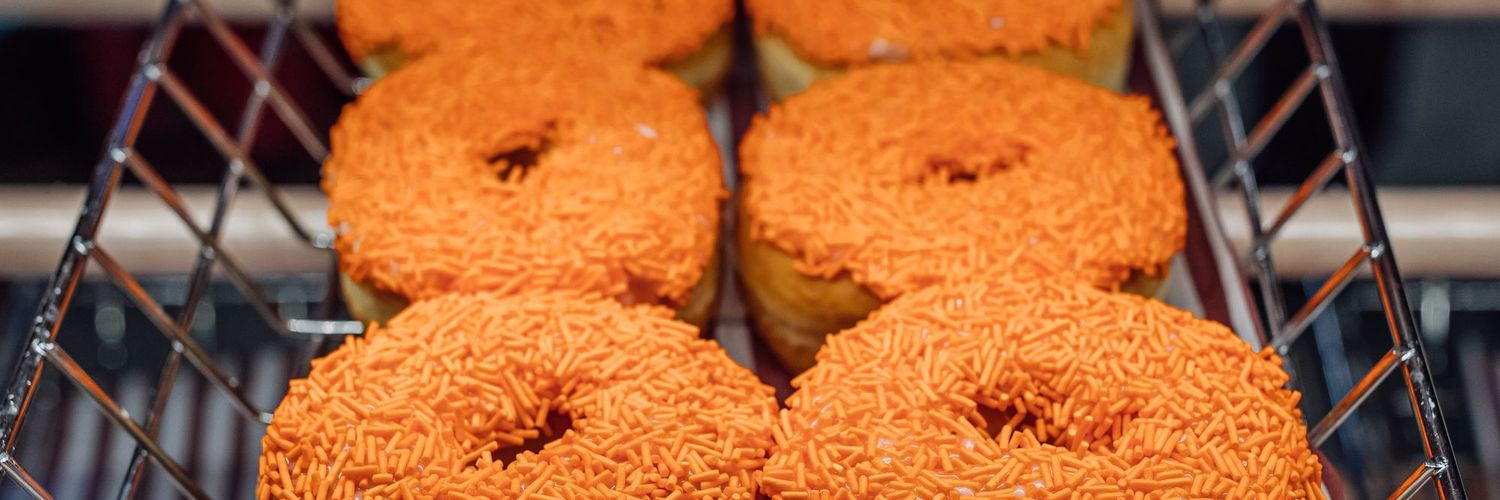 Tim Hortons offrira de nouveau le beigne aux vermicelles orange le 30 septembre et le 1er octobre. La totalité des recettes ira à des organismes autochtones.